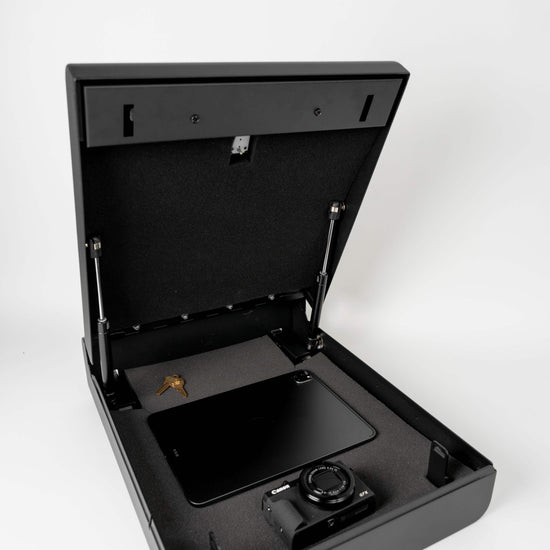 BoostedSafe Basic open with camera and camera in modular foam interior