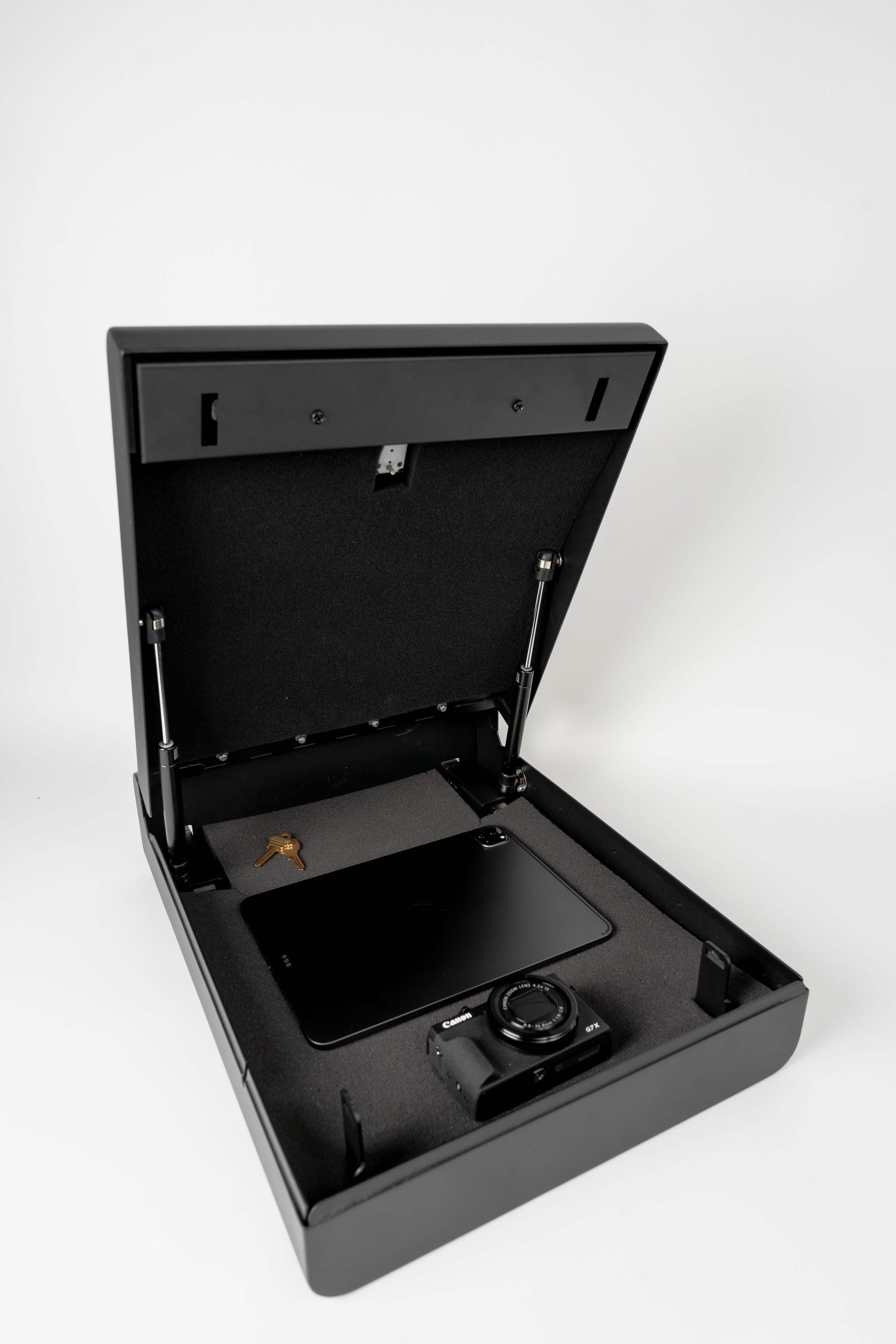 BoostedSafe Basic open with camera and camera in modular foam interior